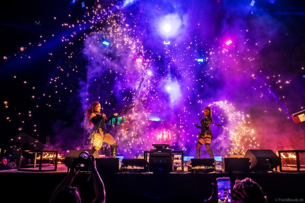The Fuel Girls mit einer spektakulären Funkenpyroperformance - Traumatica 2026