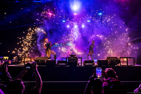 The Fuel Girls mit einer spektakulären Funkenpyroperformance - Traumatica 2026