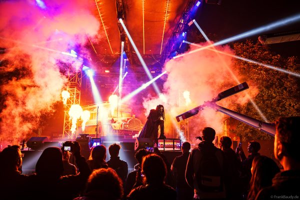 Cadaverous Black mit Lichtshow, Feuer und Effekten bei TRAUMATICA 2026