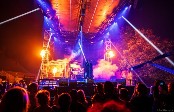 Cadaverous Black mit Lichtshow, Feuer und Effekten bei TRAUMATICA 2026