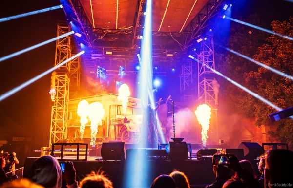 Cadaverous Black mit Lichtshow, Feuer und Effekten bei TRAUMATICA 2026