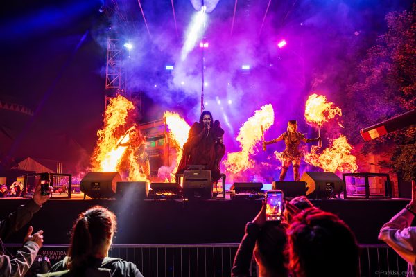 Cadaverous Black und The Fuel Girls mit feuriger Show bei TRAUMATICA 2026