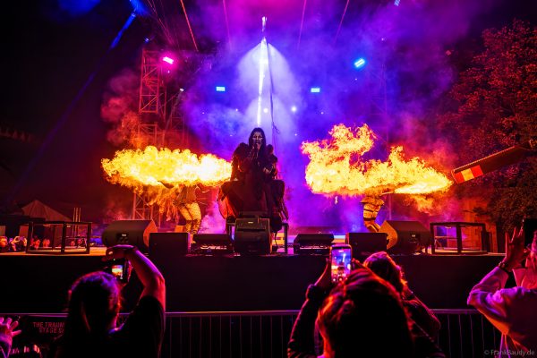 Cadaverous Black und The Fuel Girls mit feuriger Show bei TRAUMATICA 2026