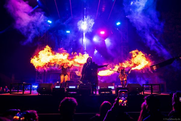 Cadaverous Black und The Fuel Girls mit feuriger Show bei TRAUMATICA 2026