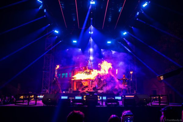 Cadaverous Black und The Fuel Girls mit feuriger Show bei TRAUMATICA 2026
