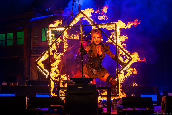 The Fuel Girls mit heißer Feuerperformance bei TRAUMATICA 2026