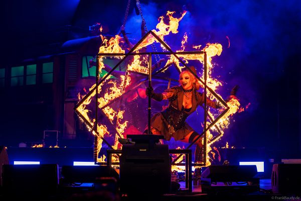 The Fuel Girls mit heißer Feuerperformance bei TRAUMATICA 2026