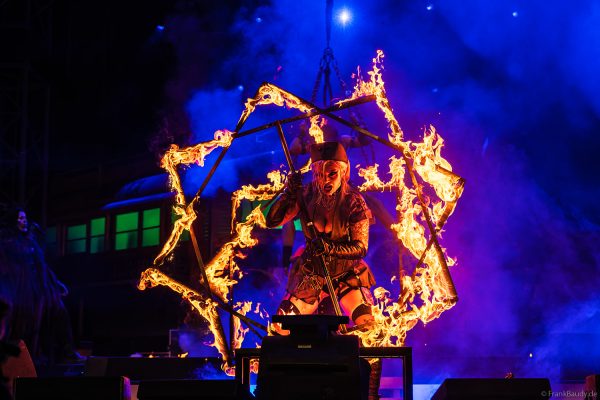 The Fuel Girls mit heißer Feuerperformance bei TRAUMATICA 2026
