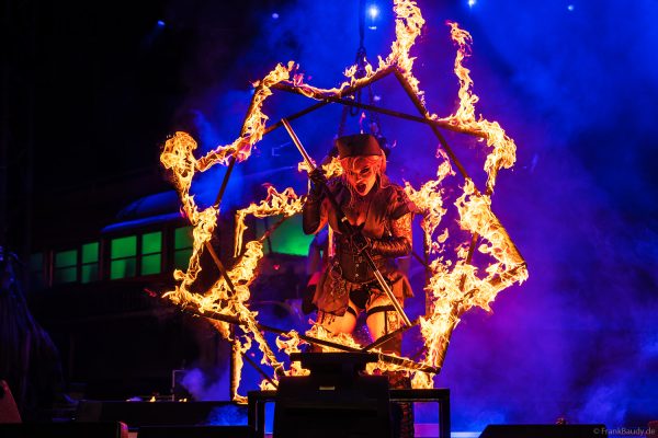 The Fuel Girls mit heißer Feuerperformance bei TRAUMATICA 2026