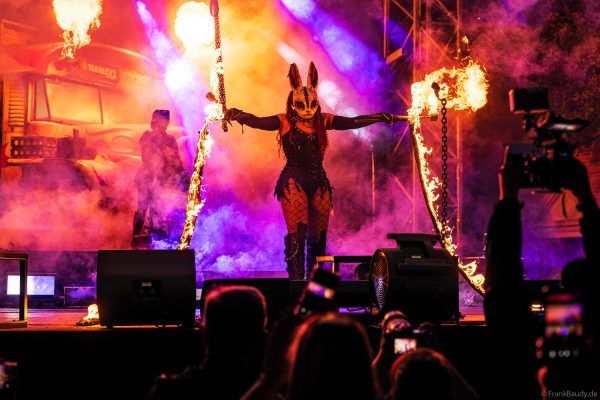 Spektakuläre Feuershow bei TRAUMATICA 2026