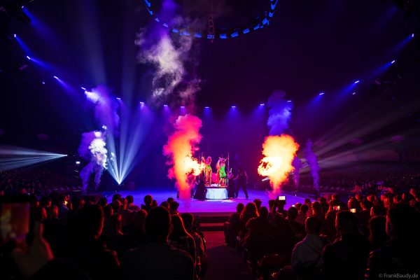 Heiße Girls im Farbenrausch bei der Traumatica Ice Show 2026