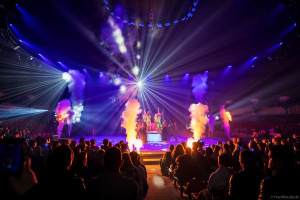 Heiße Girls im Farbenrausch bei der Traumatica Ice Show 2026