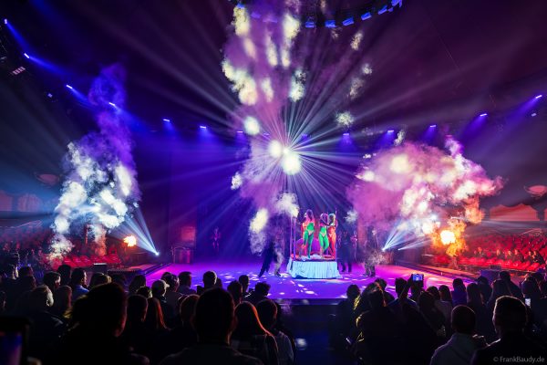 Heiße Girls im Licht- und Farbenrausch bei der Traumatica Ice Show 2026