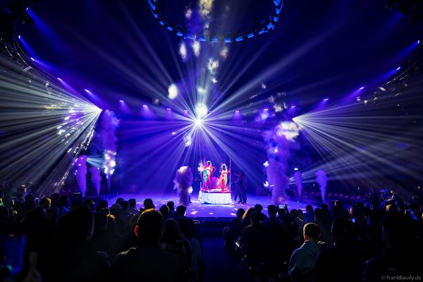 Heiße Girls im Licht- und Farbenrausch bei der Traumatica Ice Show 2026