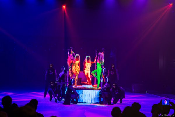 Heiße Girls im Farbenrausch bei der Traumatica Ice Show 2026