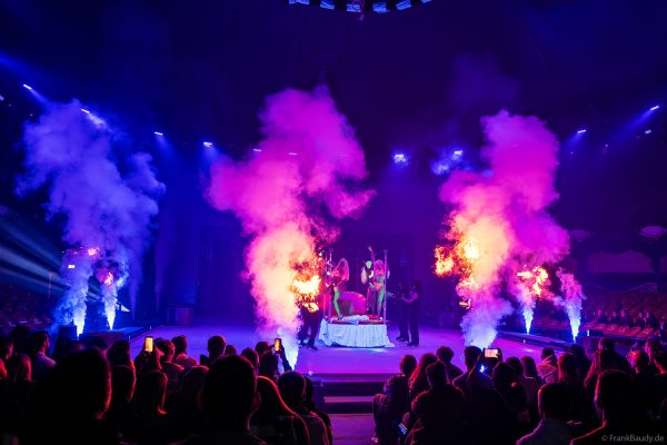 Heiße Girls im Farbenrausch bei der Traumatica Ice Show 2026