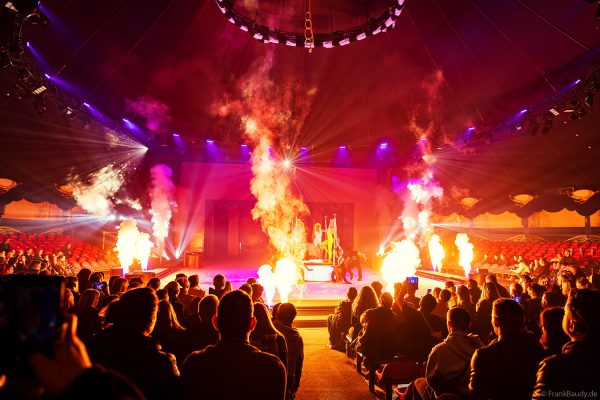 Die Girls im Flammenmeer bei der Traumatica Ice Show 2026