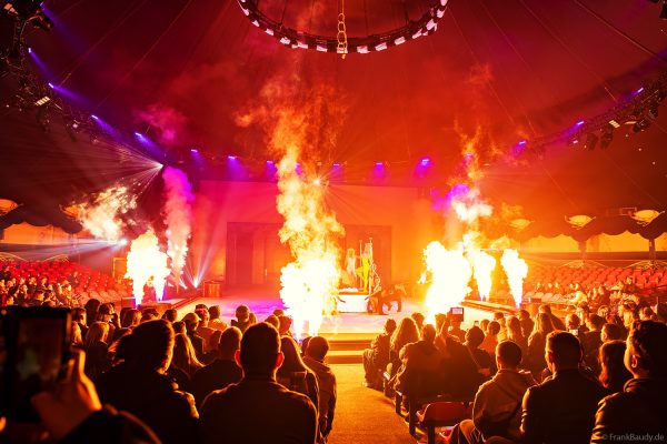 Die Girls im Flammenmeer bei der Traumatica Ice Show 2026