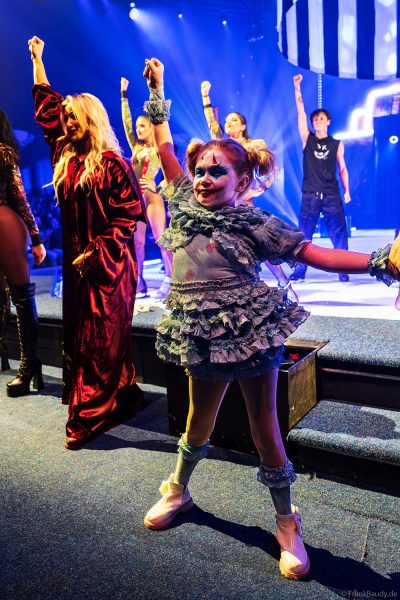 Schlussapplaus für die Darsteller der Traumatica Ice Show 2026