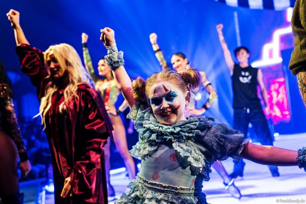 Schlussapplaus für die Darsteller der Traumatica Ice Show 2026