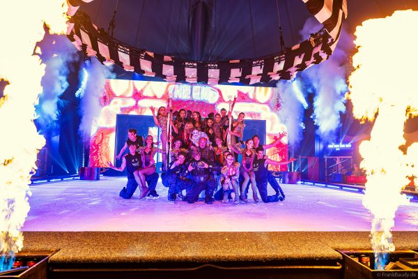 Schlussapplaus für die Darsteller der Traumatica Ice Show 2026