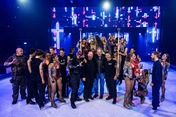 Gruppenfoto mit Michael Mack, Marc Terenzi und den Künstlern der Traumatica Ice Show 2026