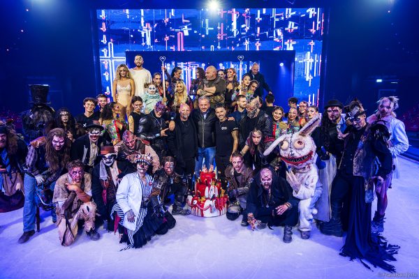 Gruppenfoto mit Michael Mack, Marc Terenzi und den Künstlern der Traumatica Ice Show 2026