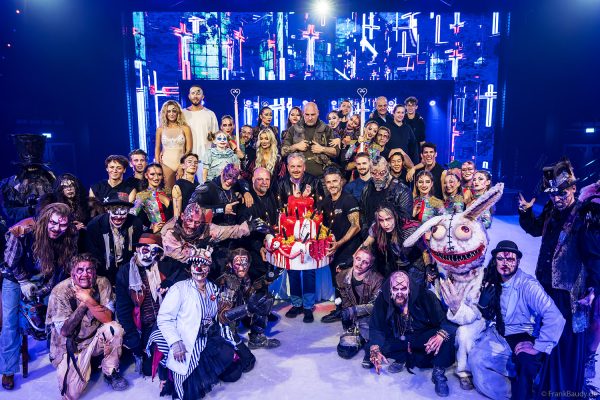 Gruppenfoto mit Michael Mack, Marc Terenzi und den Künstlern der Traumatica Ice Show 2026