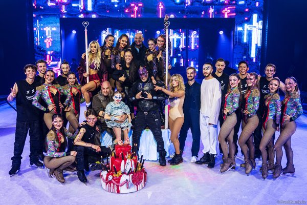 Gruppenfoto mit Leon Fuller, Marco Sorrentino und den Künstlern der Traumatica Ice Show 2026