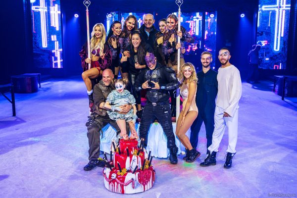 Gruppenfoto mit Leon Fuller, Marco Sorrentino und den Künstlern der Traumatica Ice Show 2026
