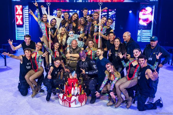 Gruppenfoto mit Leon Fuller, Marco Sorrentino und den Künstlern der Traumatica Ice Show 2026
