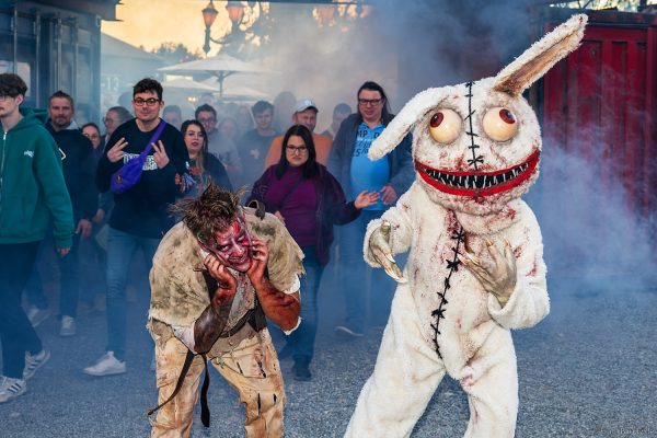 Horrorgestalten auf dem Festivalgelände von TRAUMATICA