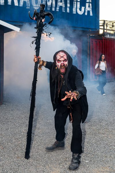 Horrorgestalten auf dem Festivalgelände von TRAUMATICA
