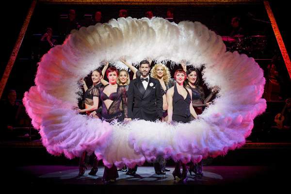 Pasquale Aleardi als Billy Flynn mit dem Ensemble von CHICAGO
