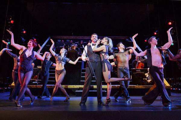 Pasquale Aleardi als Billy Flynn mit dem Ensemble von CHICAGO