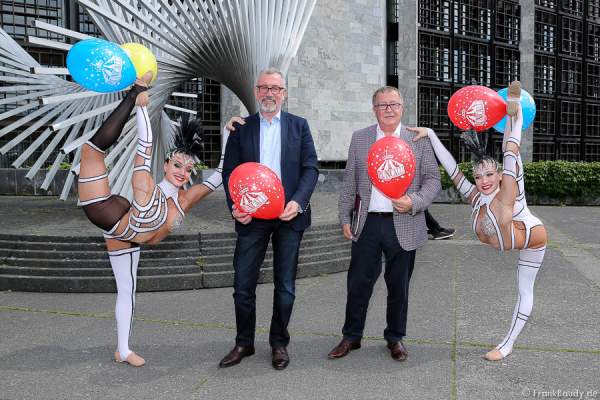 Geschäftsführer des Mainzplus Citymarketings August Moderer und Sozialdezernent Kurt Merkator  mit Alexandra und Kelly Saabel beim Pressetermin des Circus Roncalli in Mainz