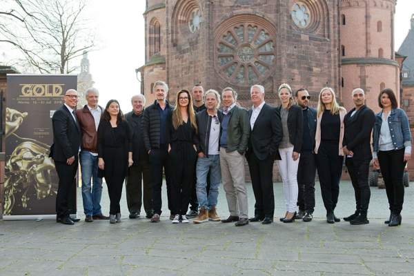 Geschäftsführer Sascha Kaiser, Künstlerischer Leiter Festspielprogramm Thomas Schadt, Künstlerische Betriebsdirektorin Petra Simon, Josef Ostendorf, Dominic Raacke, Alexandra Kamp, Künstlerische Leitung Inszenierung Albert Ostermaier, Uwe Ochsenknecht, Intendant Nico Hofmann, Oberbürgermeister Michael Kissel, Rheinhessische Weinkönigin Sabrina Becker, Regisseur Nuran David Calis, Katja Weitzenböck, Ismail Deniz und Katharina Wechsler (v. l. n. r.) Foto: Bernward Bertram