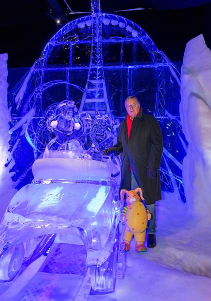 Roland Mack muss mit ansehen wie die faszinierenden Figuren abtauen. Über viele Monate hatte der Europa-Park immer wieder Hoffnung, seinen Besuchern die spektakuläre Eisskulpturen-Ausstellung zu zeigen. Doch jetzt ist leider Schluss.